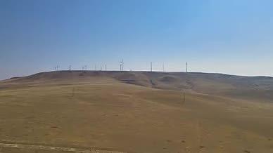 4k航拍新疆地区初春的大漠和草原及大风车视频的预览图